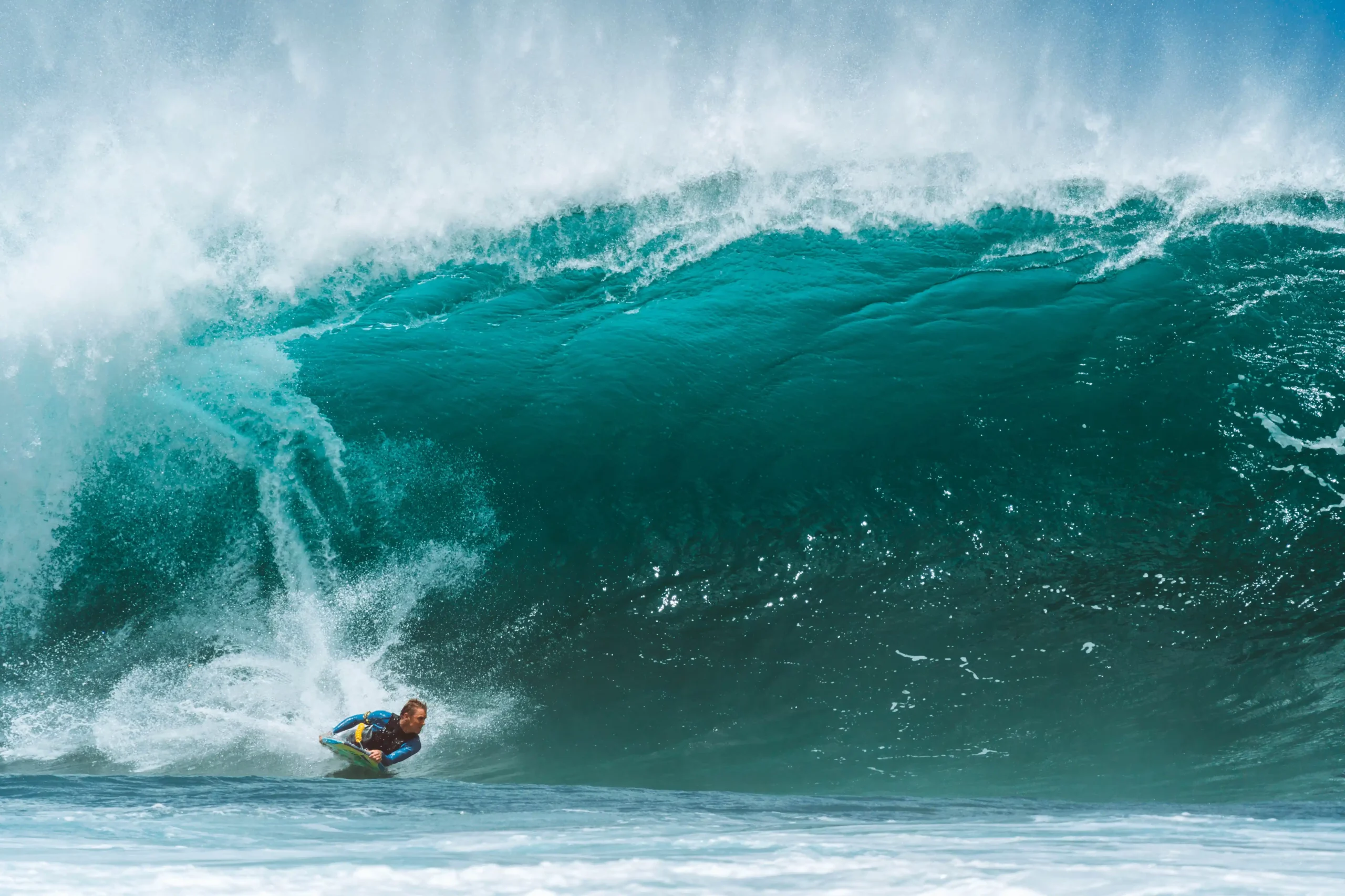 Surfista en el mar